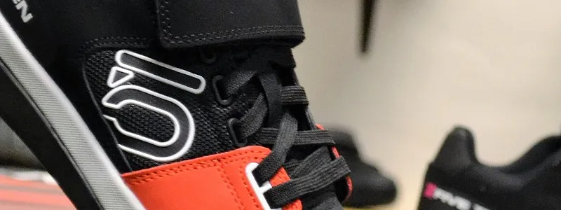 NOVINKY FIVE TEN JAR 2017 - NOVÝ FREERIDER PRO A HELLCAT